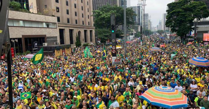 Manifestação na Avenida Paulista reúne milhares em busca de mudanças políticas