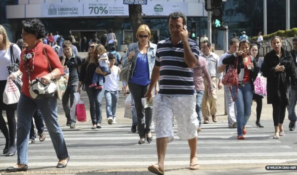 Desemprego cai para 6,9%, menor índice do trimestre desde 2014