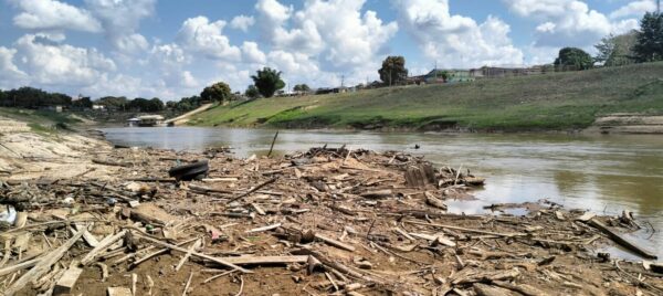 Seca: nível do Rio Acre volta a diminuir após leve subida; veja última medição