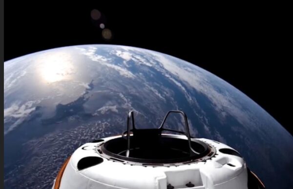 SpaceX chega a ponto mais distante da Terra desde a ida do homem à Lua